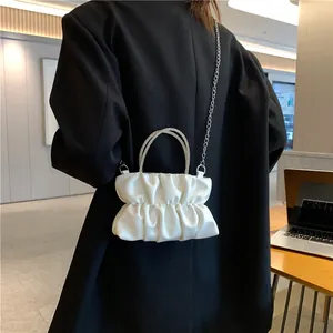Sac nuage plissé blanc à la mode avec poignées en strass et chaîne argentée
