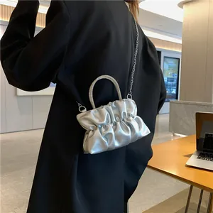 Sac froissé argenté métallisé avec poignée en strass et bandoulière chaîne