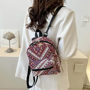 Détail d'un mini sac à dos en jacquard ethnique avec bretelles réglables et poche