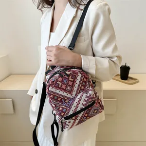 Détail du sac à dos jacquard bohème montrant le motif géométrique et les fermetures