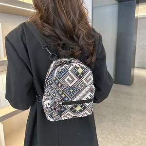 Détail d'un motif géométrique ethnique tissé coloré sur un sac à dos stylé
