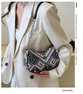 Bolso de media luna tejido étnico con patrones vintage y correa de cadena plateada