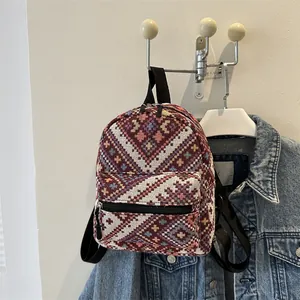 Vue détaillée de la texture tissée géométrique bohème sur un mini sac à dos vintage