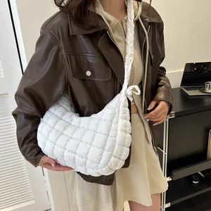 Détail du sac nuage blanc matelassé avec texture bouffante et bandoulière plissée tendance