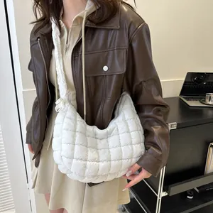 Détail du sac nuage matelassé blanc en nylon texturé avec bandoulière large et zippée