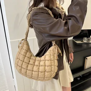 Détail du sac à bulles matelassé beige avec texture gonflée et bandoulière plissée