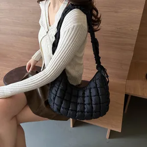 Détail du sac à bandoulière matelassé noir avec texture bouffante et sangle plissée
