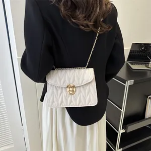 Detaillierte Rückansicht einer weißen Stepptasche an einem Model in einem Büro