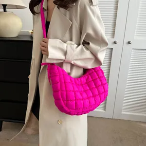 Sac hobo nuage matelassé fuchsia en tissu Oxford porté par un mannequin avec bandoulière