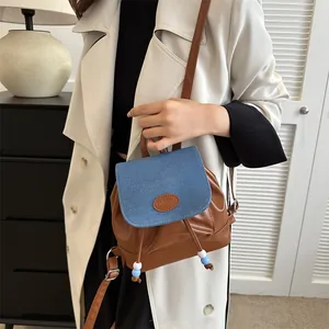 Dettaglio mini zaino stile francese in pelle PU marrone e patchwork di denim blu scuro