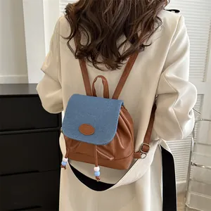 Mini zaino dal design francese in ecopelle marrone e denim blu per donne alla moda