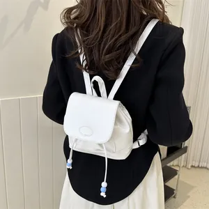Dettaglio mini zaino bianco in pelle PU con goffratura Fashion e coulisse con perline