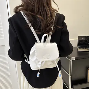 Mini zaino bianco minimalista da donna in ecopelle con coulisse e patta di chiusura