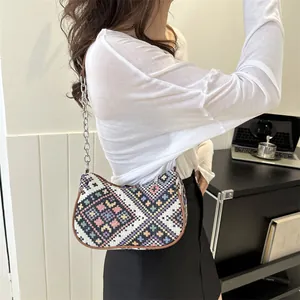Bolso de hombro étnico con tejido jacquard geométrico y ribete de cuero marrón