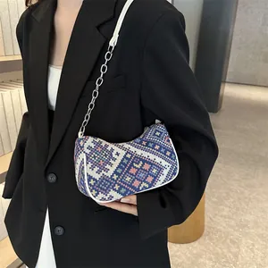 Bolso de hombro étnico tejido con diseño geométrico, cadena plateada y cuero blanco
