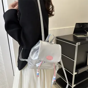 Mini zaino argento metallizzato con coulisse rosa ed etichetta moda di design
