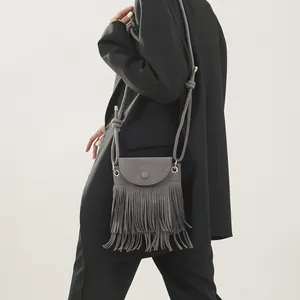 Borsa a tracolla grigio scuro con nappe, finitura vintage scamosciata e spallina sottile