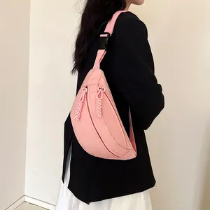 Sac banane rose porté croisé avec bandoulière réglable et fermeture à double zip