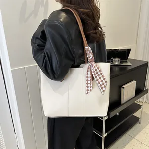 Borsa tote beige minimalista con sciarpa a scacchi su spallacci marroni per l'ufficio