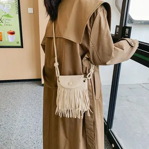 Borsa a tracolla beige minimalista con frange e dettagli retrò in stile streetwear
