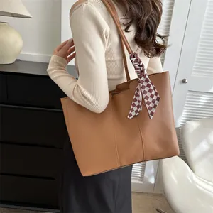 Borsa tote in pelle marrone con foulard decorativo a quadretti rossi e bianchi sul manico