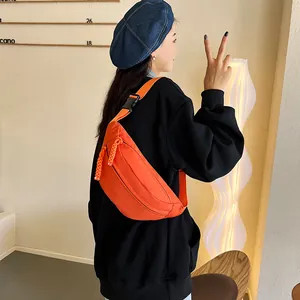 Vue détaillée d'un sac de poitrine orange avec fermeture tissée et sangle réglable