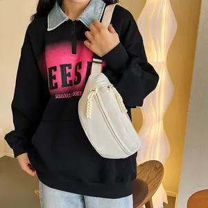 Détail du sac banane croissant blanc cassé avec tirette tressée et sangle réglable