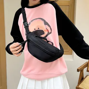 Détail de la sangle réglable et de la boucle d'un sac de poitrine en nylon noir décontracté