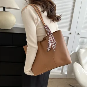 Grande borsa tote in pelle marrone con accessorio foulard in seta per moda quotidiana