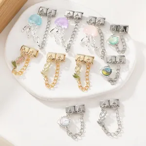 Detailansicht italienischer Tulpen-Charms mit Quallen-Anhängern für modulare Armbänder