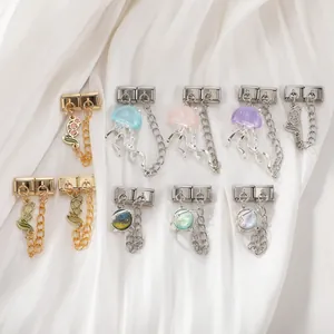 Italienische Charms mit Quallen und Blumenanhängern auf elegantem Seidenstoff
