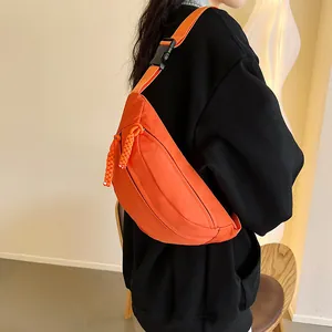 Sac de poitrine croisé orange vif imperméable avec bandoulière réglable et boucle noire