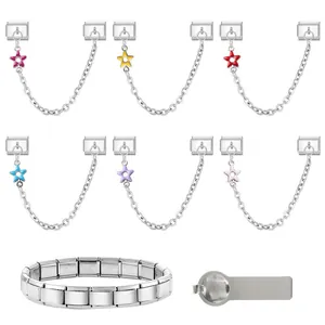 Makroansicht des modularen italienischen Bettelarmbands mit bunten Emaille-Sternen und Tool