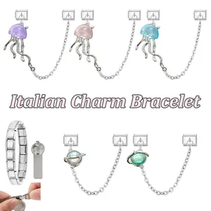 Detail der Montage eines italienischen Bettelarmbands mit Quallen- und Planetenanhängern