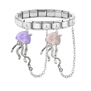 Details des Edelstahl-Modulararmbands mit violetten und rosa Quallen-Anhängern