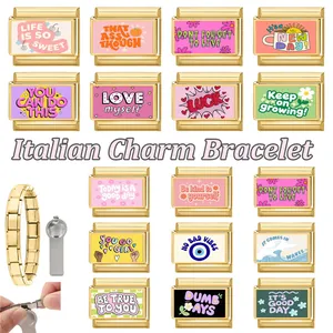 Détail de maillons de bracelet italien DIY dorés avec citations et outil d'assemblage
