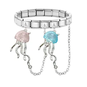 Makroaufnahme von italienischem Armband mit Edelstahlsiegel und Quallen-Anhängern