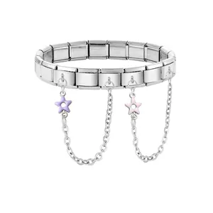 Detail eines italienischen Edelstahl-Modulararmbands mit lila Sternen und Quasten