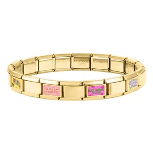 Détail du bracelet italien doré montrant des phrases de motivation et des liens en acier