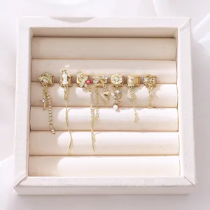 Detailansicht goldener Italian Charms mit Perlen, Zirkonia und Schmetterling in einer Box
