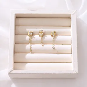 Detail von goldenen italienischen Charm-Gliedern mit Schmetterlings- und Herzanhängern