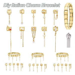 Details der modularen goldfarbenen Edelstahl-Charm-Armbandglieder und DIY-Werkzeug