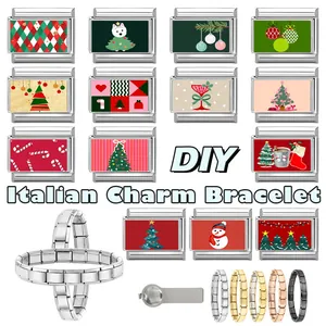 Makro-Detail von italienischen Charm-Links mit Weihnachtsmotiv und Montagewerkzeug