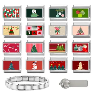 Makroaufnahme von 16 Weihnachts-Charms aus Edelstahl mit Schneemann- und Baum-Motiven für Armband