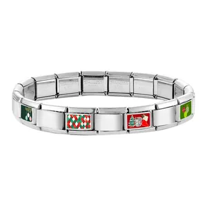 Makroaufnahme von italienischem Edelstahl-Modularmband mit Weihnachts-Anhängern