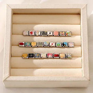Dettaglio ravvicinato di maglie per bracciale italiano con smalto colorato