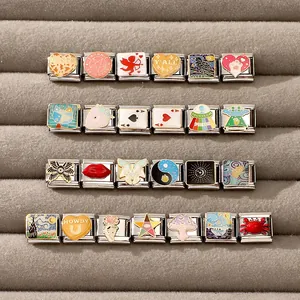 Dettaglio di bracciali a maglie italiane con simboli in smalto colorato e moduli fai-da-te