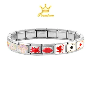 Dettaglio del bracciale componibile in acciaio inox con icone colorate in smalto