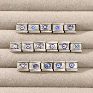 Vue macro de 16 breloques œil bleu et cœur pour bracelets modulables de style italien