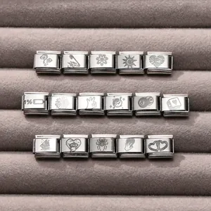 Makroaufnahme von modularen italienischen Charms mit Lasergravur auf Edelstahl-Modulen